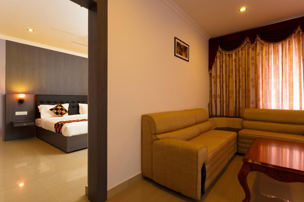 Hotel Gopalapuram International Pollāchi エクステリア 写真